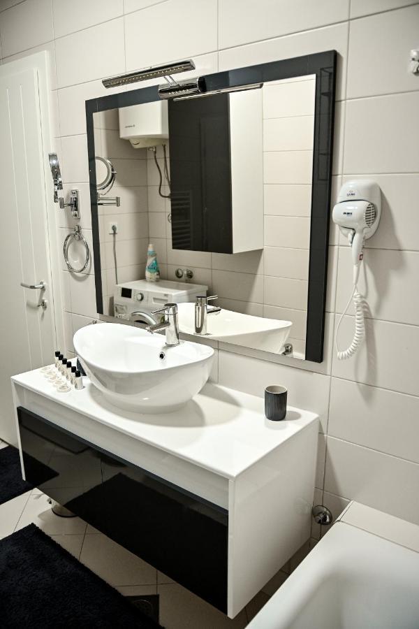 Luxury Apartment Karic Free Parking Tuzla Exteriör bild